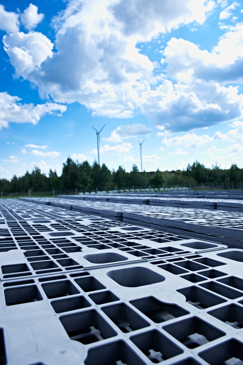 Vue sur des piles de plaques, avec le ciel en arrière-plan
